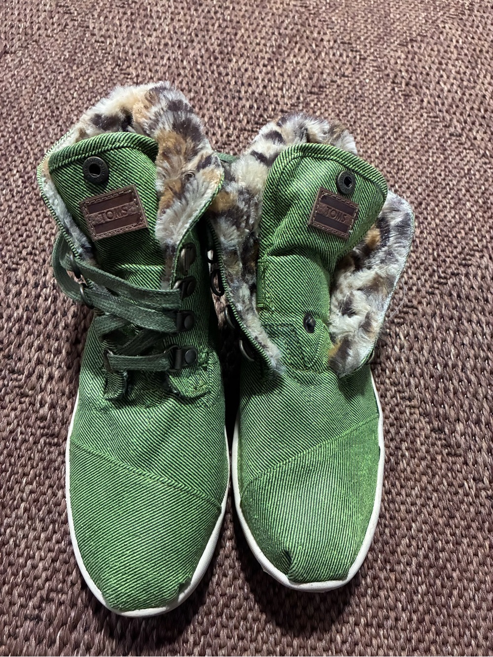TOMS Highland Botas in green canvas with a leopard-print faux-fur lining